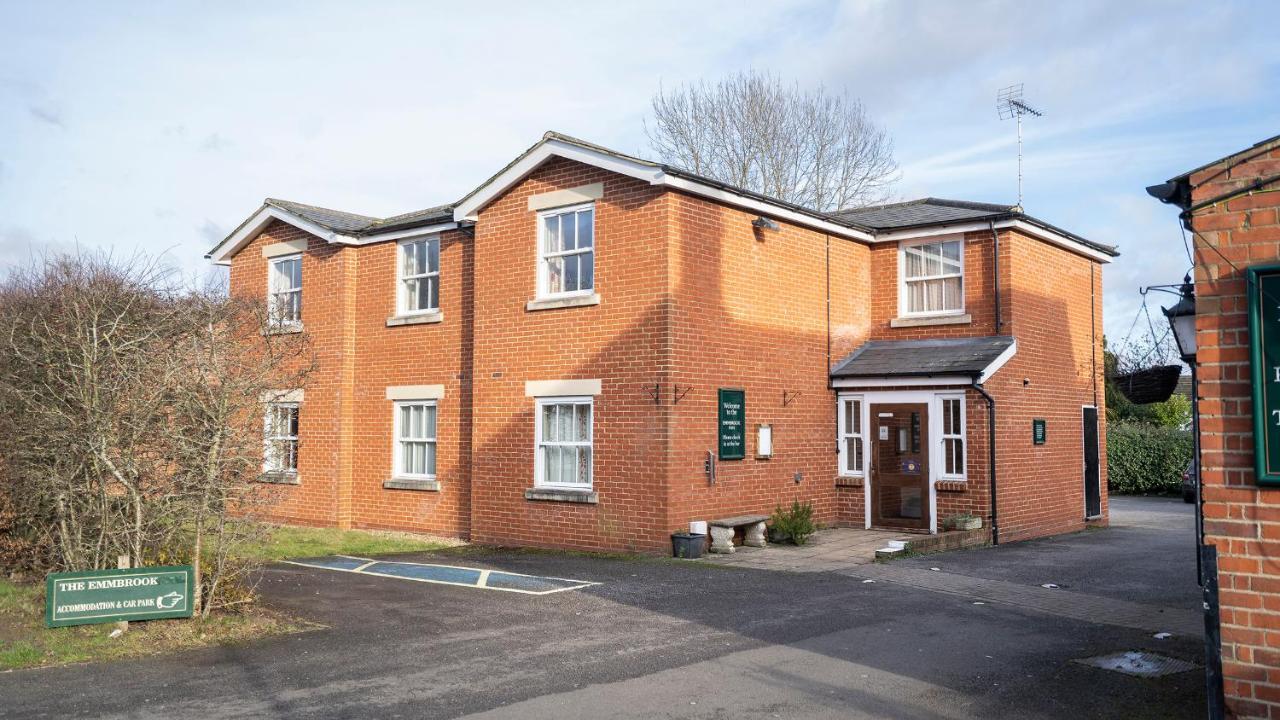 The Emmbrook Inn Hotel Wokingham Exterior photo